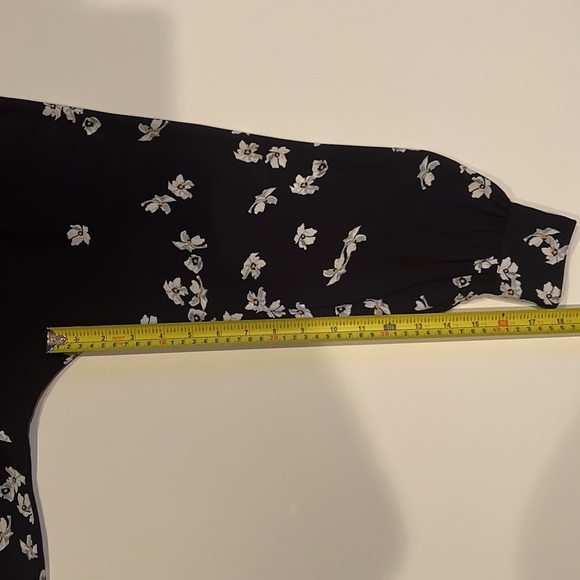 Banana Republic Navy blouse with beautiful white flowers/grey/yellow nice Flowy - Picture 10 of 12